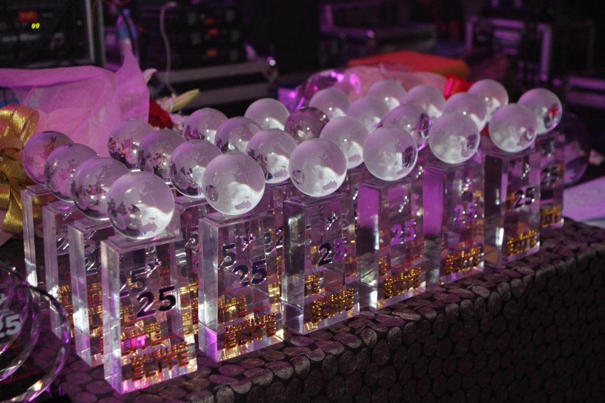 Provides classy and elegant glass plaques